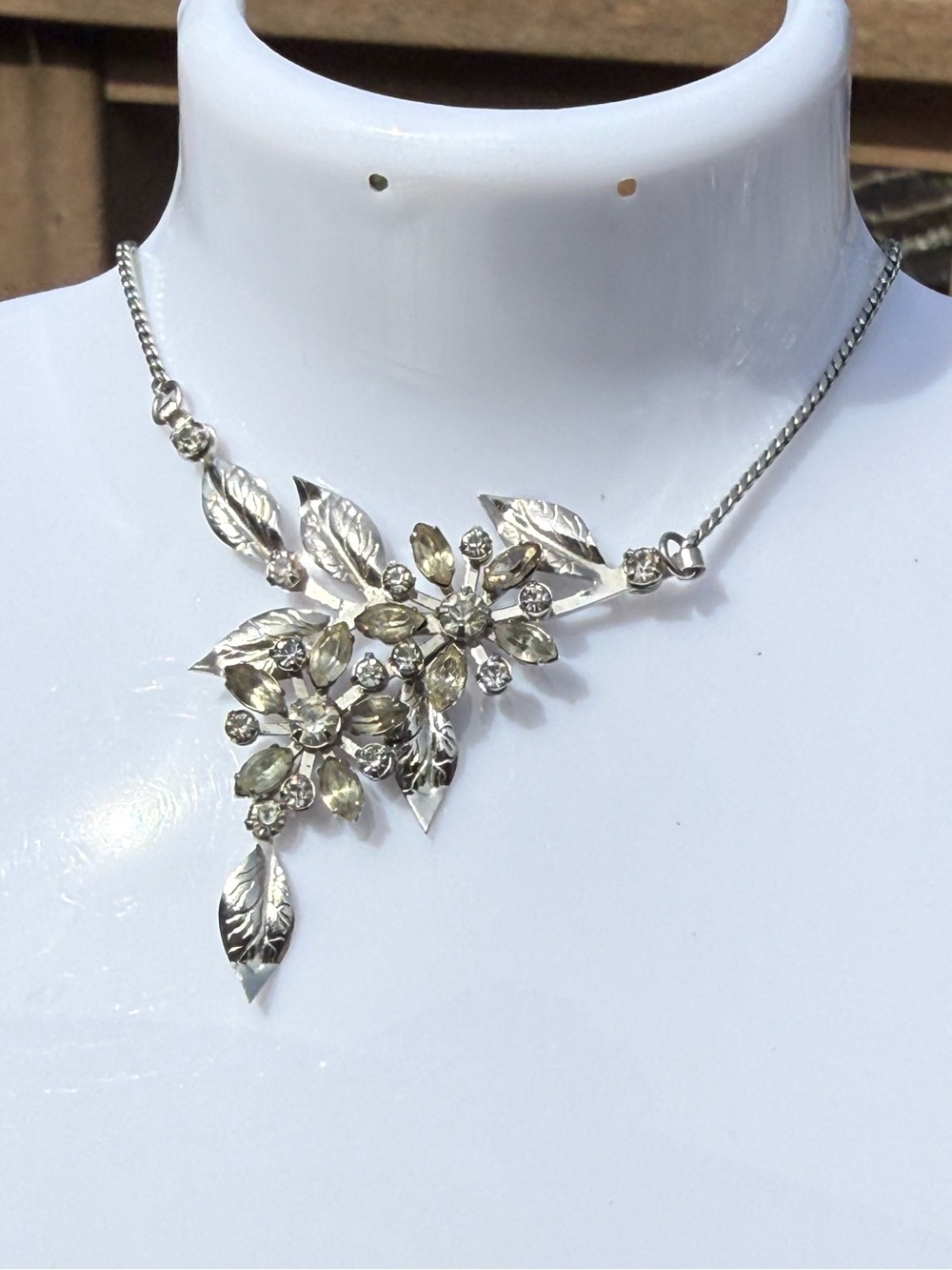 NWOT Elegant Silver Leaf Floral Necklace - Silver